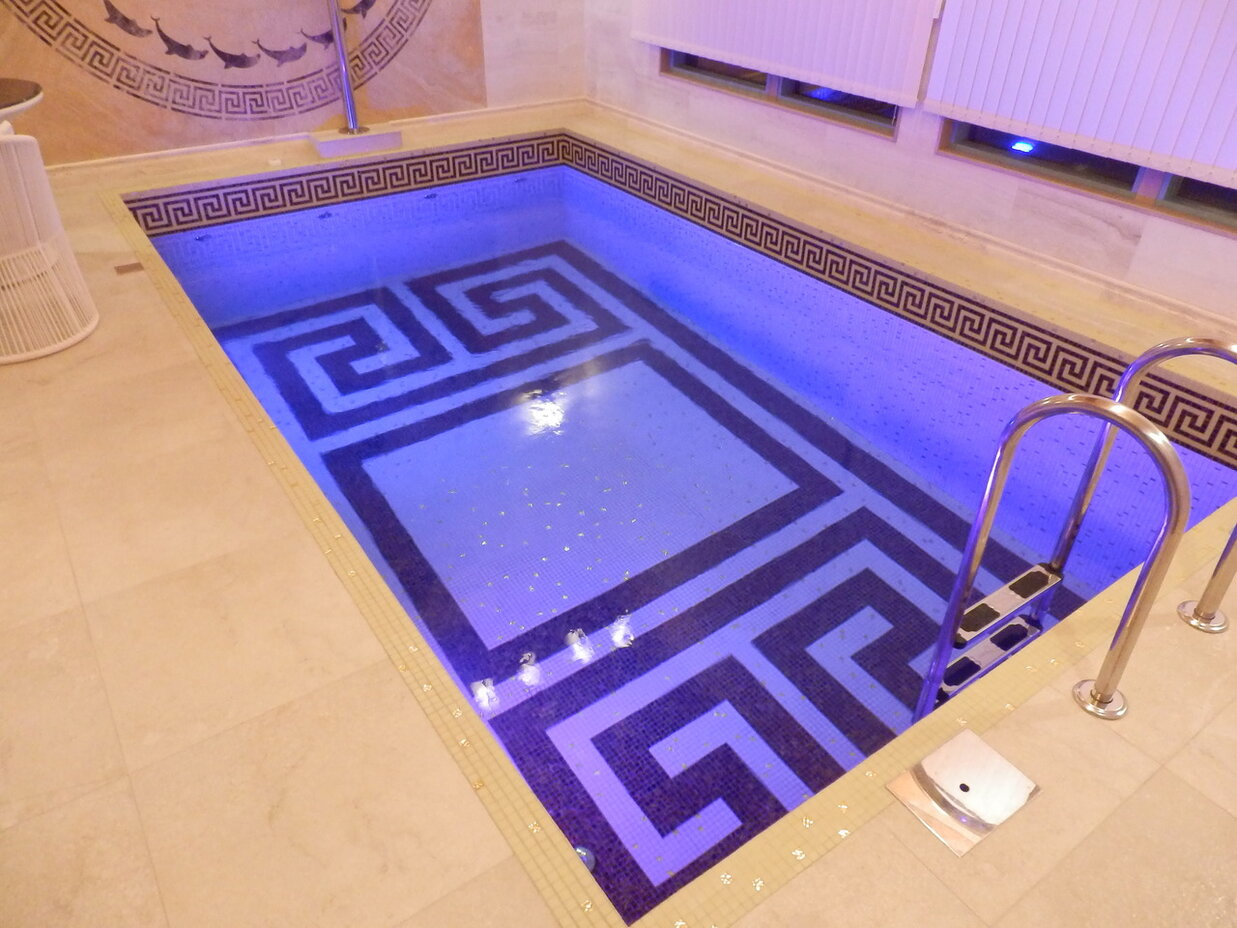 SPA-зона с ровной водой и мозаикой. SPA АКВАПРО